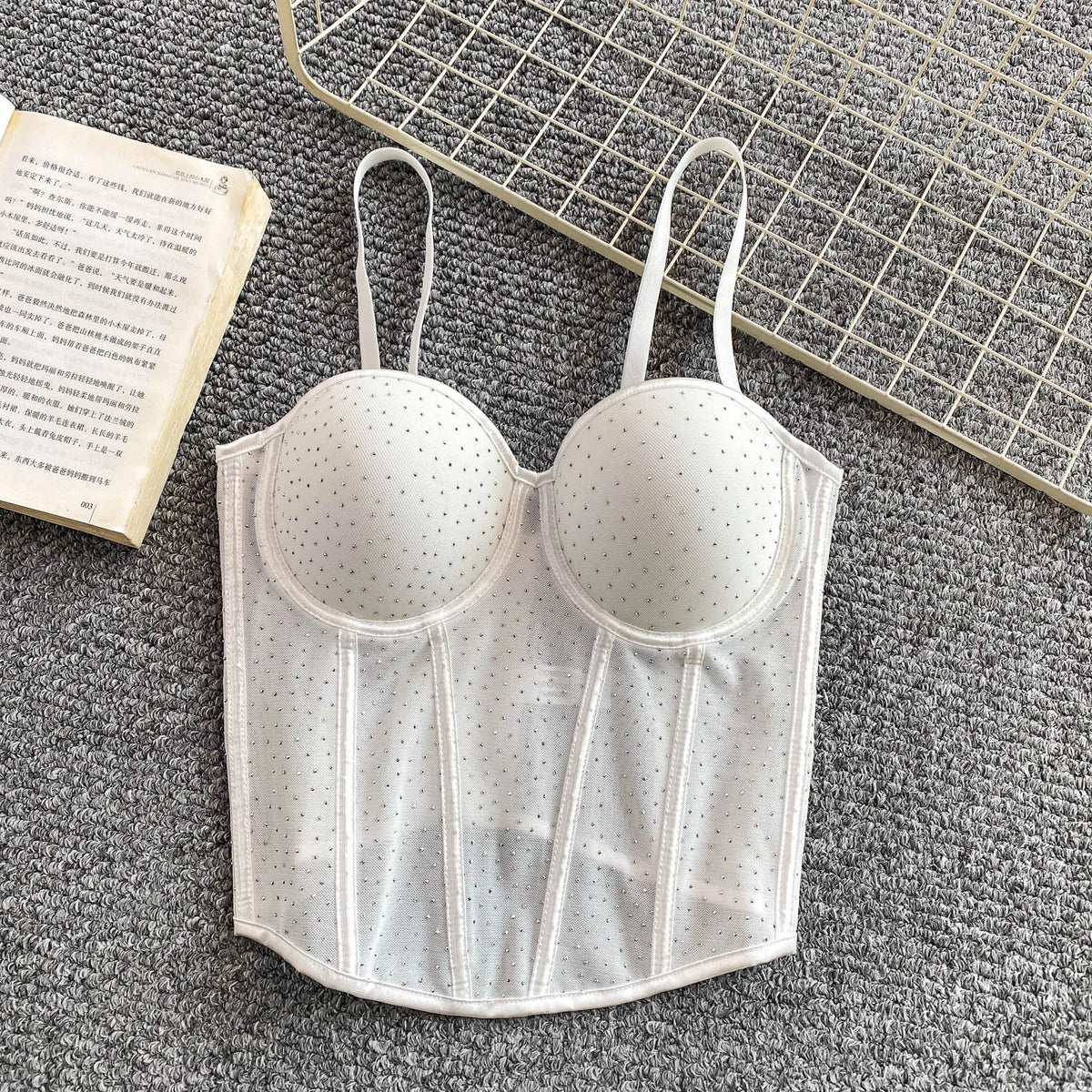 Top de Tirantes con Espalda de Cordones y Detalles de Brillo
